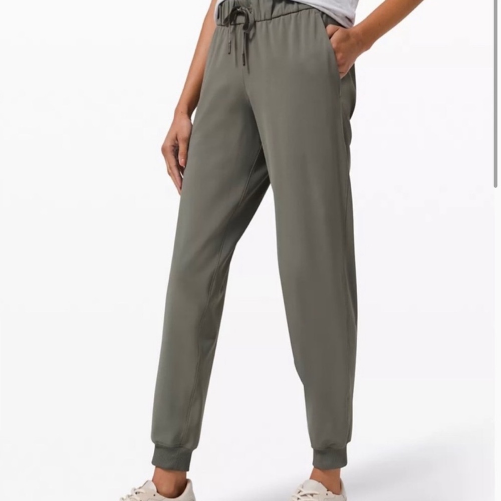 Lululemon On The Fly *Woven - Sage